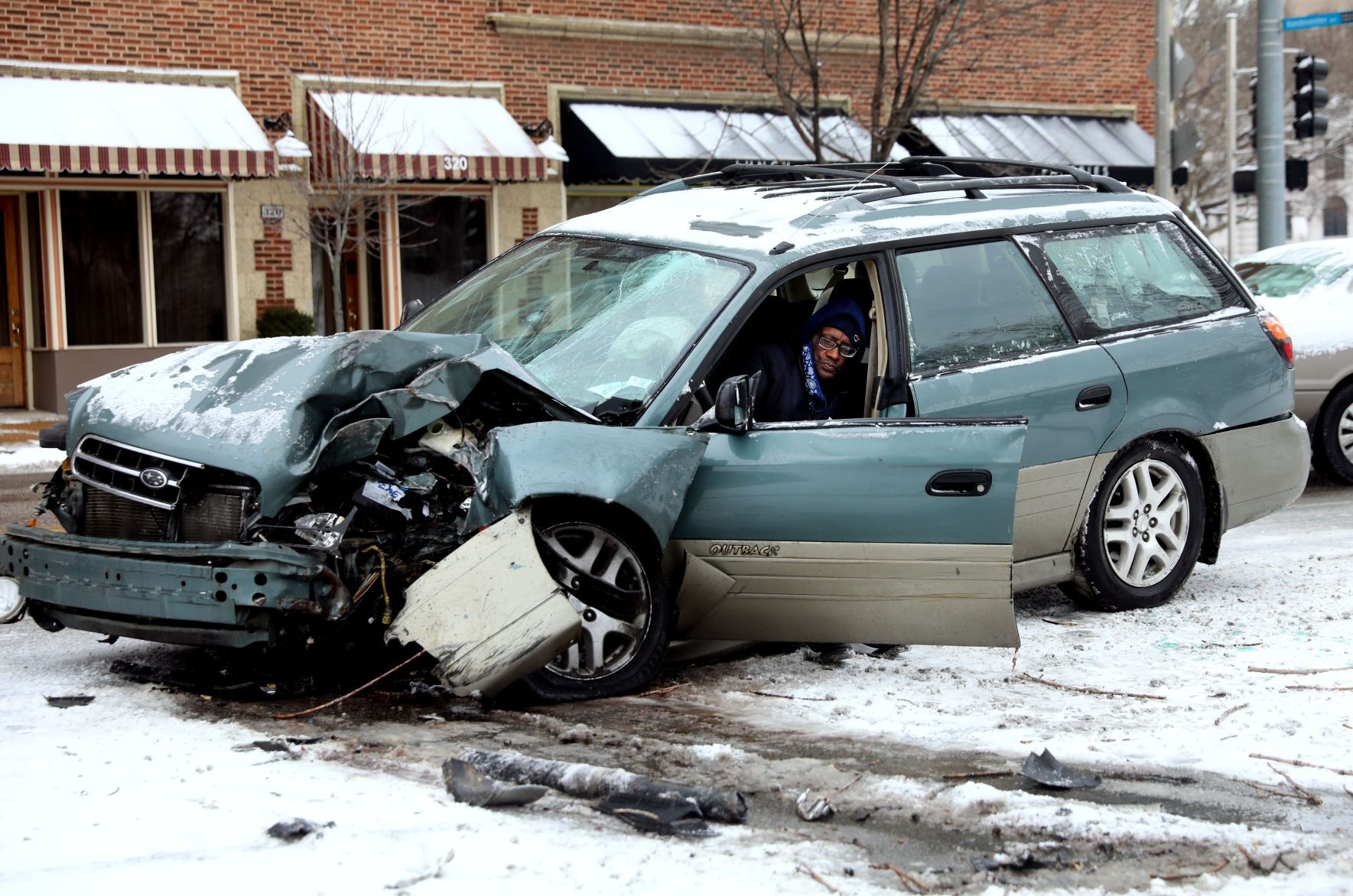 Snowfall makes for slippery morning commute across St. Louis metro